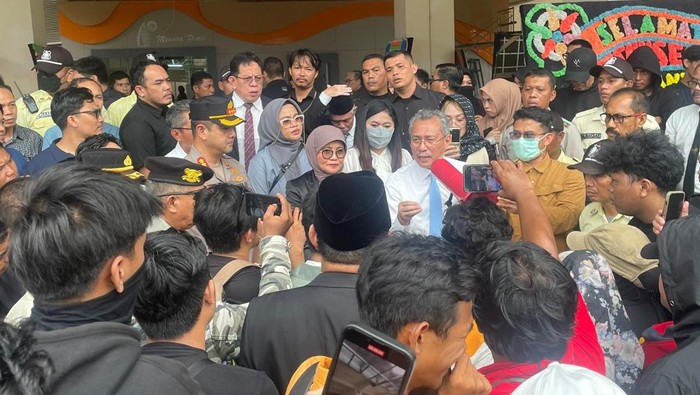 1769080009036-mahasiswa-unm-memprotes-kebijakan-kemendiktisaintek-yang-menunjuk-plh-rektor-dari-luar-unm-1769079622126_169