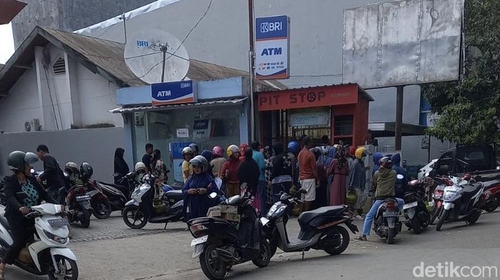 1769080011712-warga-bone-antre-beli-lpg-3-kg-di-jalan-mangga-1769071083361_169