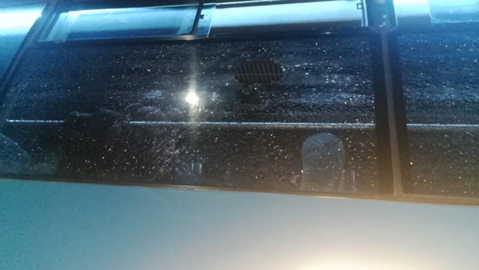 1769080013954-kaca-jendela-bus-penumpang-pt-sulfiani-pecah-dilempar-batu-saat-melintas-di-pinrang-1769069884709_169