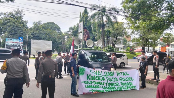 1769080015702-massa-hmi-cabang-jeneponto-menggeruduk-polda-sulsel-dokumen-istimewa-1769069769077_169