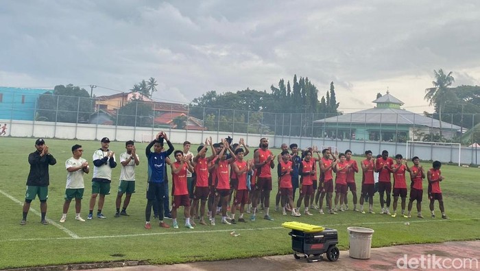 1769080018602-para-pemain-psm-makassar-menyambut-dukungan-yel-yel-suporter-dari-tribun-penonton-saat-sesi-latihan-di-stadion-kalgowa-1768822635301_169
