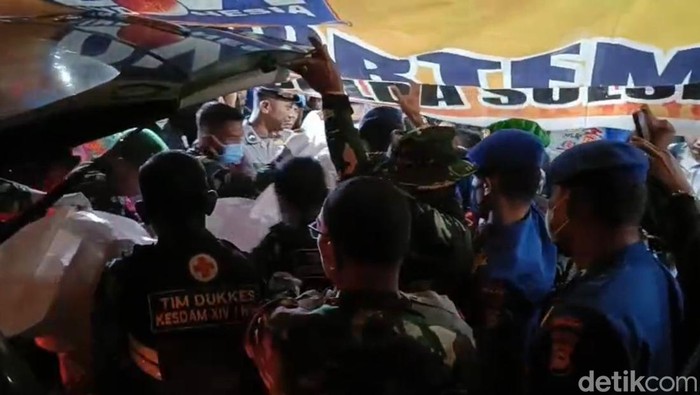 1769101604451-jenazah-keempat-korban-pesawat-atr-42-500-diserahkan-ke-tim-dvi-di-rs-bhayangkara-makassar-1769097648172_169