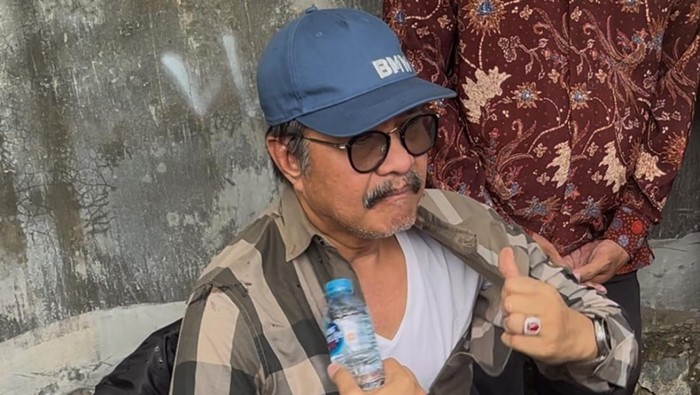 1769101656854-eks-gubernur-sultra-nur-alam-murka-dengan-merobek-kemejanya-saat-gudang-miliknya-yang-dibangun-di-lahan-pemprov-di-kendari-hen-1769085765196_169