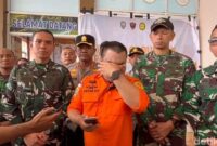 1769144808140-tangis-haru-personel-sar-usai-seluruh-korban-kecalakaan-pesawat-atr-42-500-ditemukan-1769141141604_169