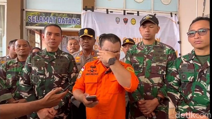 1769144808140-tangis-haru-personel-sar-usai-seluruh-korban-kecalakaan-pesawat-atr-42-500-ditemukan-1769141141604_169