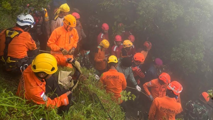 1769144823367-proses-evakuasi-jenazah-korban-pesawat-atr-42-500-1769082315622_169