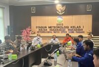 1769144856496-pertemuan-terkait-operasi-modifikasi-cuaca-omc-di-tengah-operasi-sar-pesawat-atr-42-500-1769128510614_169