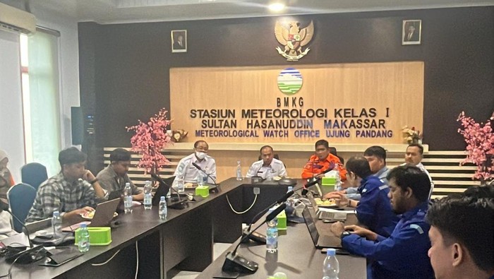 1769144856496-pertemuan-terkait-operasi-modifikasi-cuaca-omc-di-tengah-operasi-sar-pesawat-atr-42-500-1769128510614_169