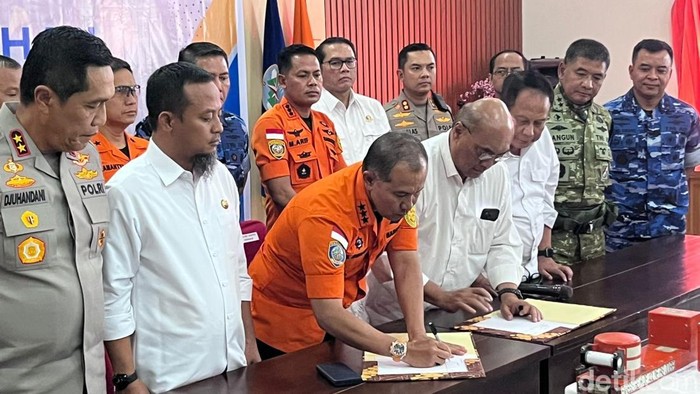 1769144866339-kepala-basarnas-marsekal-madya-marsdya-tni-mohammad-syafii-dan-ketua-knkt-soerjanto-tjahjono-melakukan-penandatanganan-berita--1769102981221_169