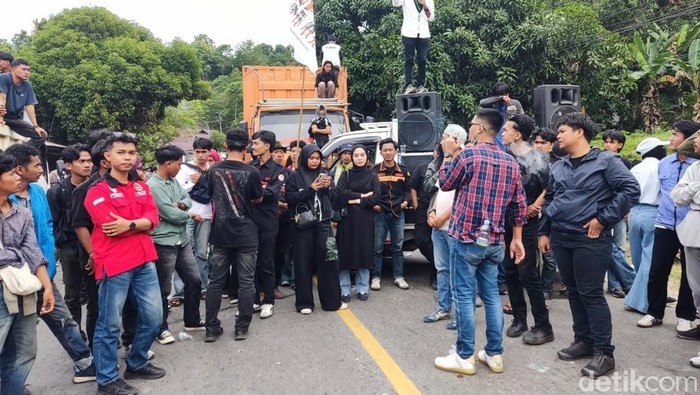 1769166430150-demo-warga-luwu-raya-menuntut-pemekaran-provinsi-luwu-raya-1769164677767_169