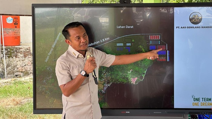 1769166436244-bupati-andi-asman-sulaiman-saat-menunjukkan-denah-pelabuhan-tonra-agung-pramonodetiksulsel-1769159562196_169