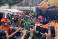 1769166440722-sejumlah-jenazah-korban-kecelakaan-pesawat-atr-42-500-dibawa-ke-posko-dvi-biddokkes-polda-sulsel-untuk-proses-identifikasi-1769151034685_169