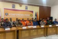 1769188057473-konferensi-pers-basarnas-terkait-operasi-sar-pesawat-atr-42-500-pk-tht-1769176889668_169