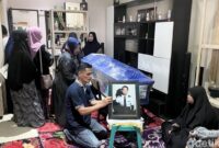 1769252777740-suasana-rumah-duka-farhan-gunawan-kopilot-pesawat-atr-42-500-di-makassar-1769248864155_169