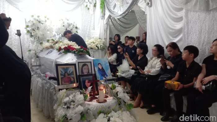 1769252795025-suasana-rumah-duka-mendiang-florencia-lolita-wibisono-di-minahasa-sulut-1769236413353_169