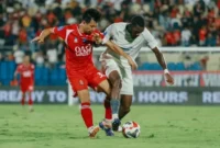 1769274405716-pemain-psm-makassar-jacques-medina-berduel-dengan-kapten-persijap-jepara-wahyudi-hamisi-dalam-laga-di-stadion-gelora-bumi-kart-1769261174588_169