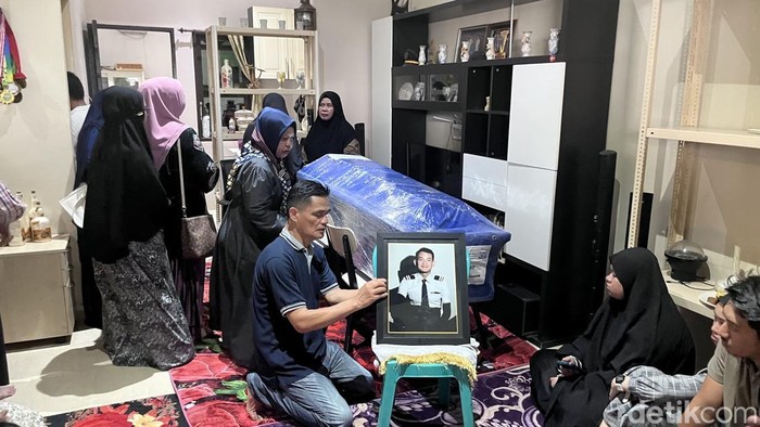 1769274410099-suasana-rumah-duka-farhan-gunawan-kopilot-pesawat-atr-42-500-di-makassar-1769248864155_169
