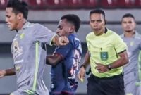 1769274417845-wasit-gedion-dapaherang-saat-memimpin-laga-super-league-1769256124118_169
