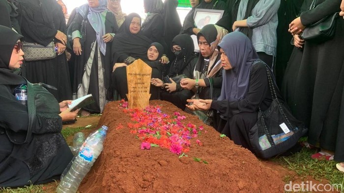 1769317596404-jenazah-kopilot-pesawat-atr-42-500-farhan-gunawan-dimakamkan-di-pemakaman-darussalam-valley-kabupaten-gowa-1769316227622_169