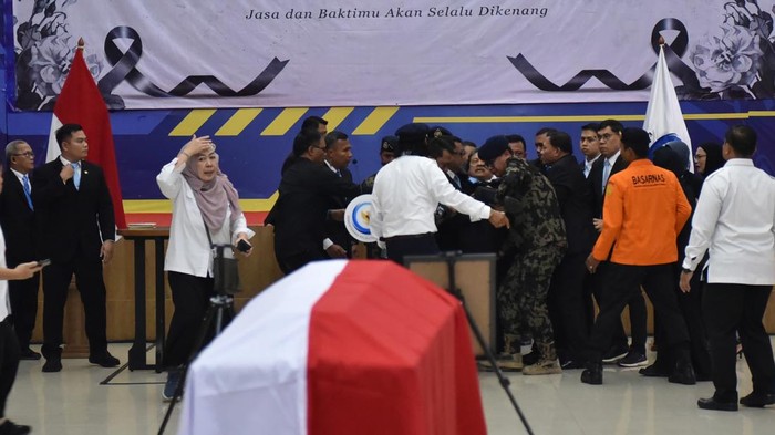 1769317597355-menteri-kkp-pingsan-saat-upacara-pelepasan-jenazah-korban-atr-42-500-1769313863559_169