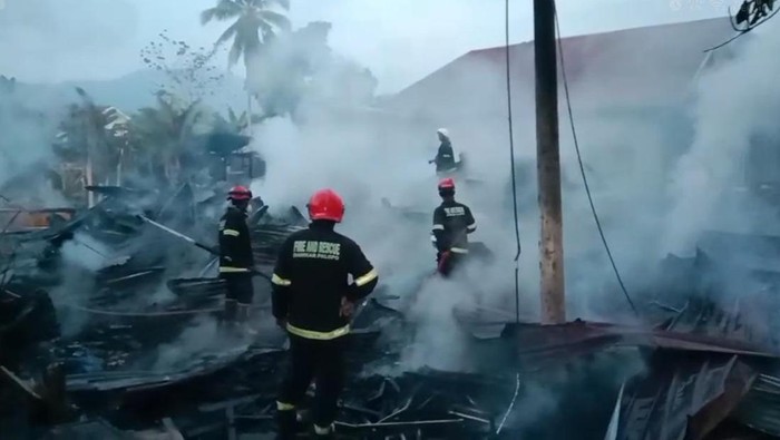 1769317602237-kebakaran-menghanguskan-rumah-dan-toko-mebel-di-palopo-1769310522275_169