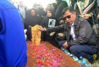 1769339199046-isak-tangis-keluarga-mewarnai-pemakaman-kopilot-pesawat-atr-42-500-farhan-gunawan-di-gowa-1769322342698_169