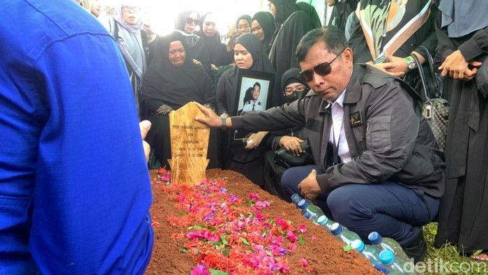1769339199046-isak-tangis-keluarga-mewarnai-pemakaman-kopilot-pesawat-atr-42-500-farhan-gunawan-di-gowa-1769322342698_169