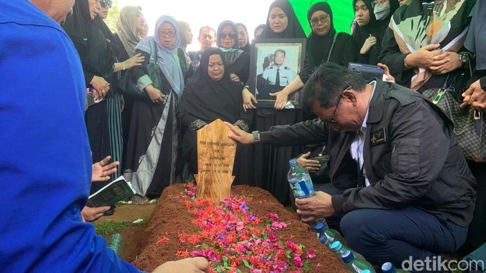 1769382396083-tangis-keluarga-pecah-usai-jenazah-kopilot-pesawat-atr-42-500-farhan-gunawan-dimakamkan-di-pemakaman-darusalam-valley-kabupate-1769307817401_169