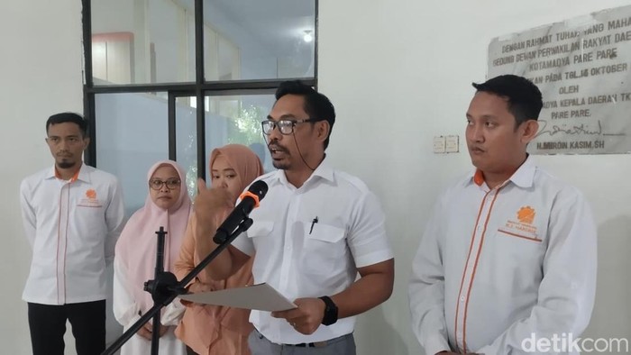 1769490417814-ketua-tim-adhoc-penegakan-etika-dan-sanksi-akademik-ith-parepare-suryansyah-surahman-saat-konferensi-pers-1769423643504_169