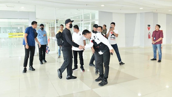 1769512016783-dua-mantan-pengurus-nasdem-sulsel-yang-juga-orang-dekat-rusdi-masse-rms-menjemput-ketum-psi-kaesang-pangarep-menjelang-rakerna-1769501322756_169